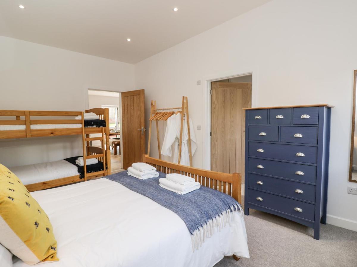 Villa The Barn Poole Esterno foto